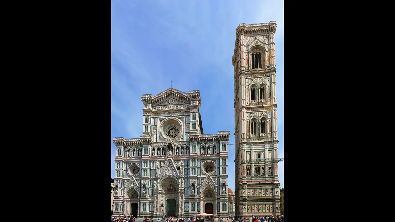 Facciata in marmo bianco, verde e rosa della cattedrale di Santa Maria del Fiore a Firenze, con il Campanile di Giotto
